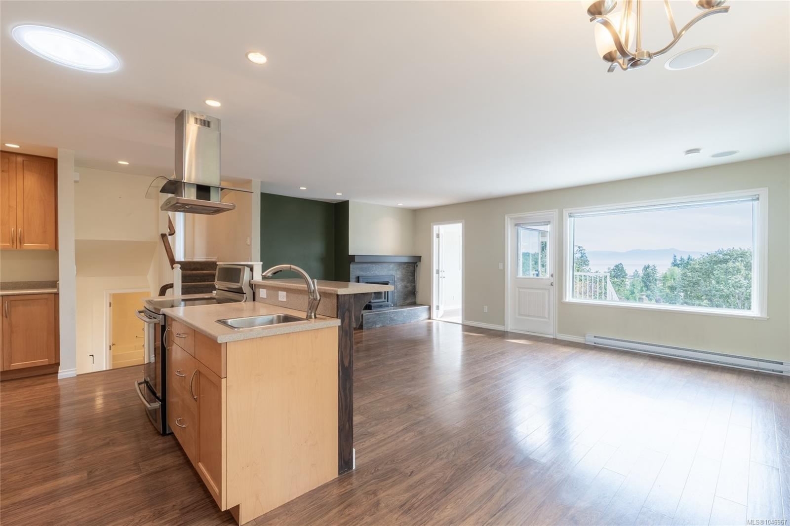 253/255 Heddle Ave, View Royal, BC - Indoor Photo Showing Kitchen