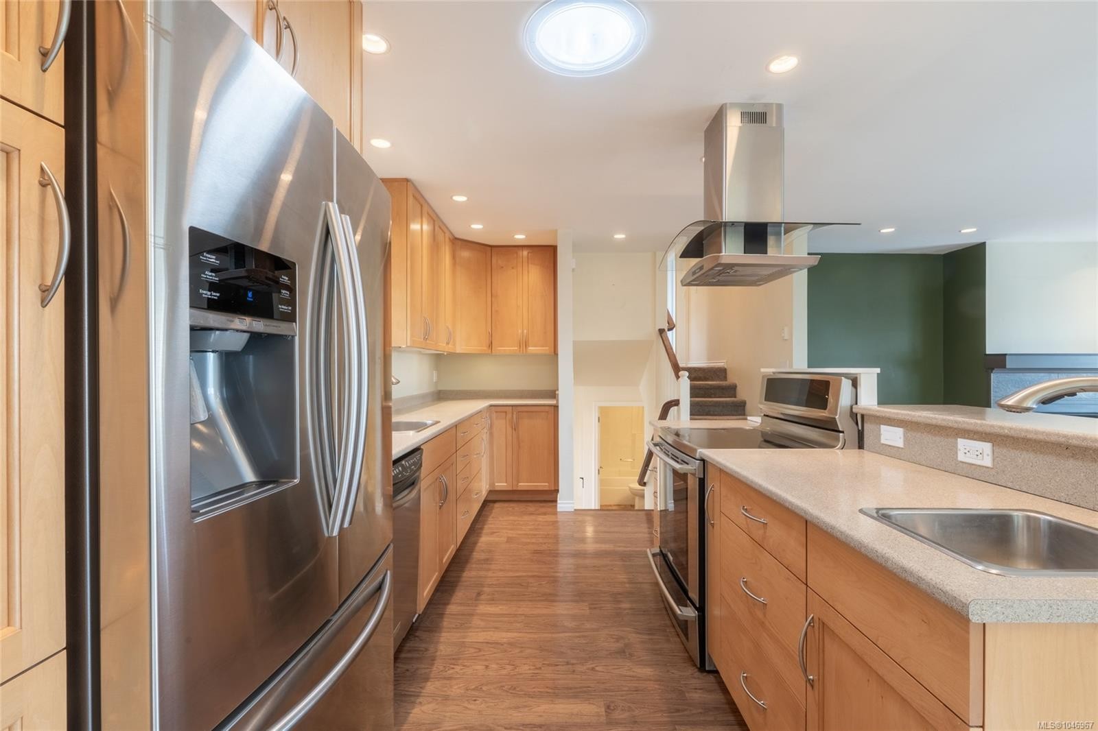 253/255 Heddle Ave, View Royal, BC - Indoor Photo Showing Kitchen