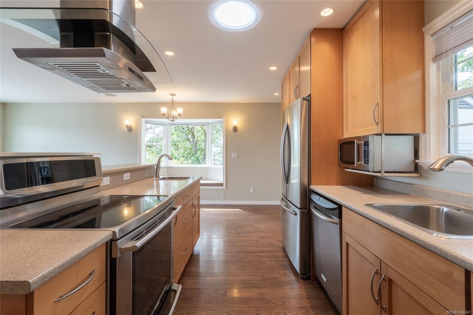 253/255 Heddle Ave, View Royal, BC - Indoor Photo Showing Kitchen