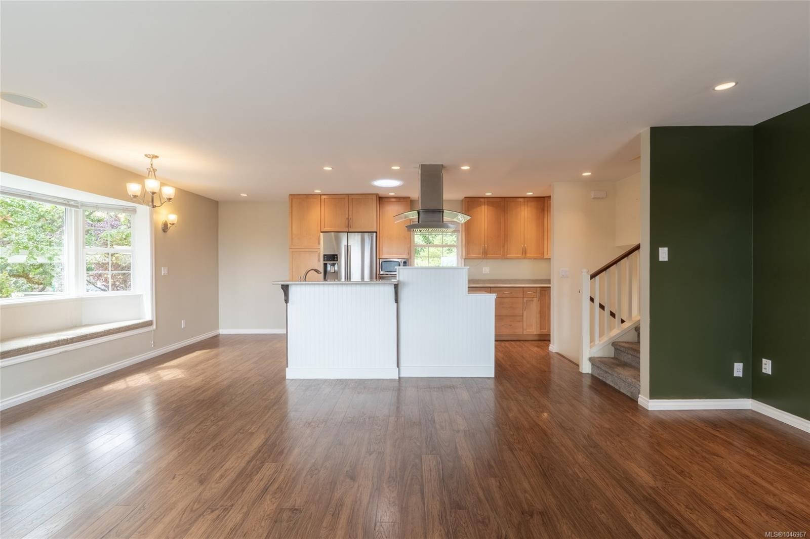 253/255 Heddle Ave, View Royal, BC - Indoor Photo Showing Kitchen