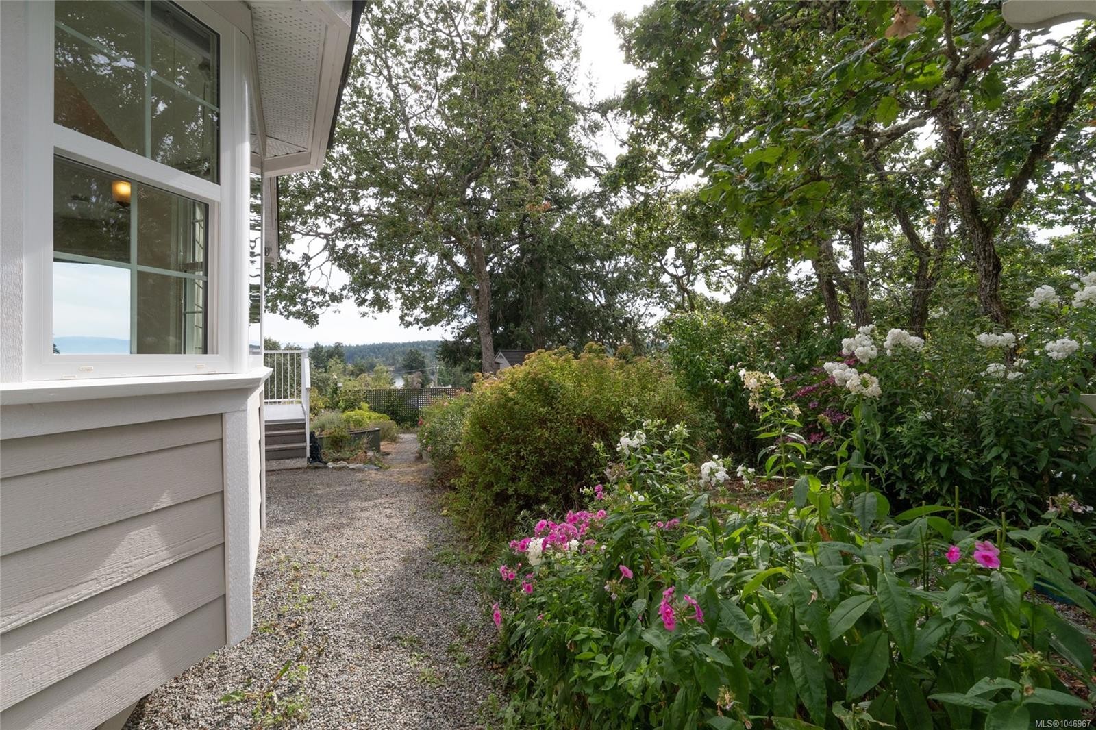 253/255 Heddle Ave, View Royal, BC - Outdoor