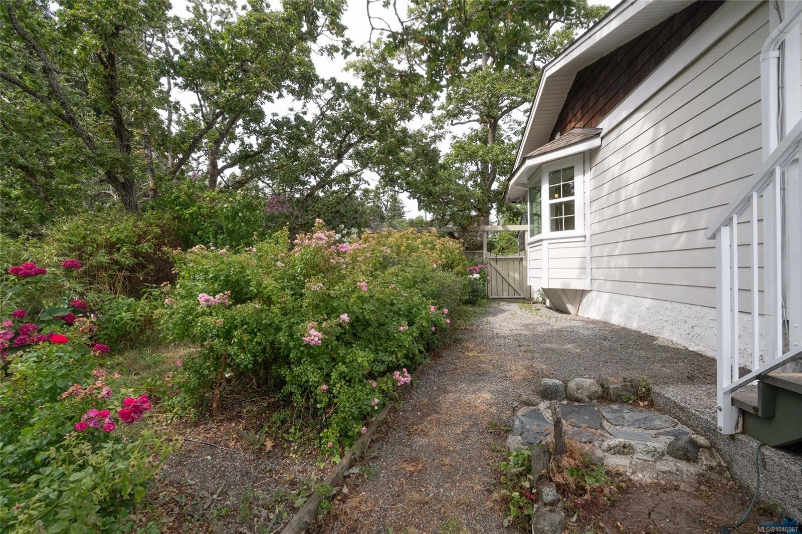 253/255 Heddle Ave, View Royal, BC - Outdoor