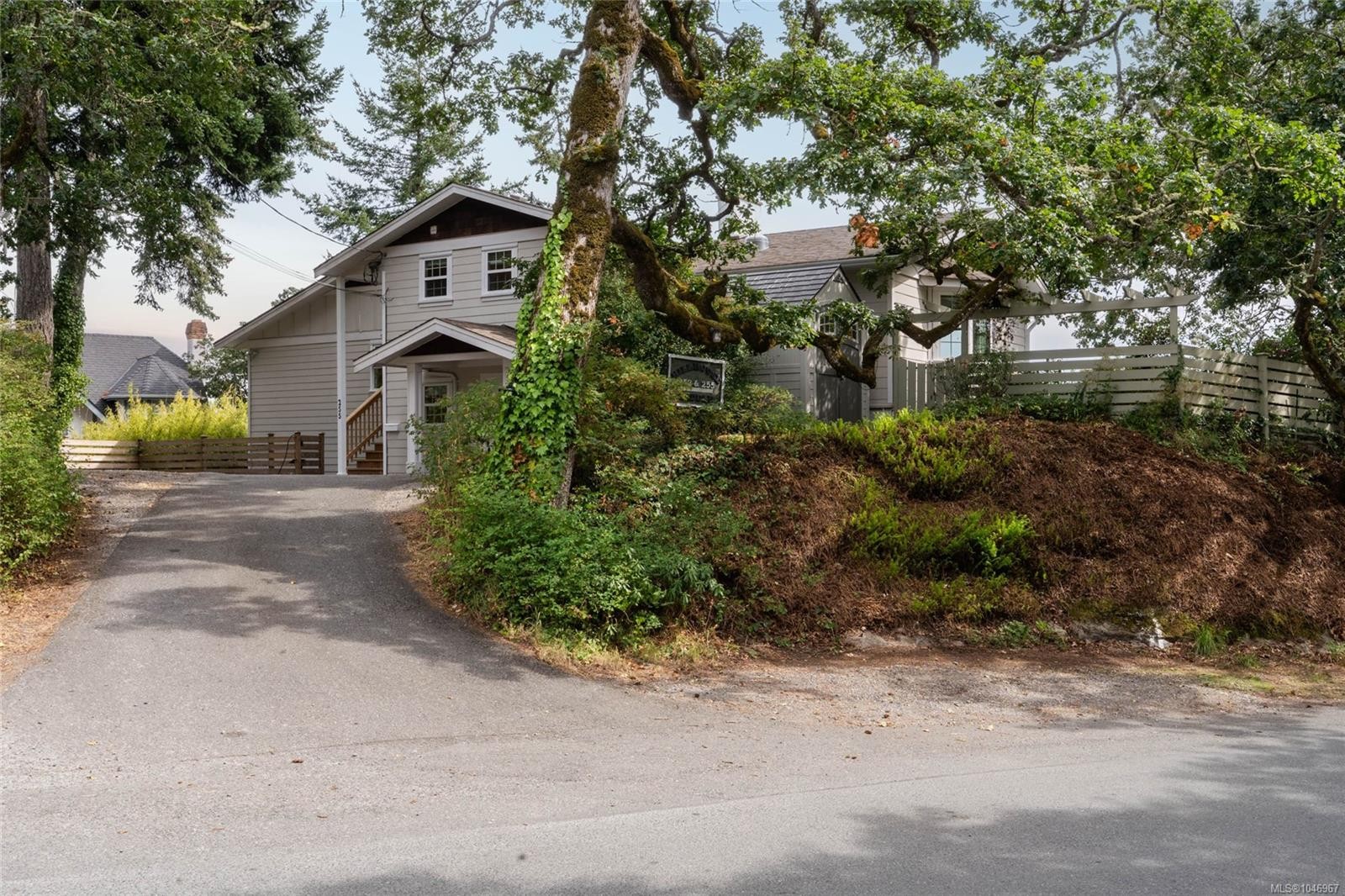 253/255 Heddle Ave, View Royal, BC - Outdoor