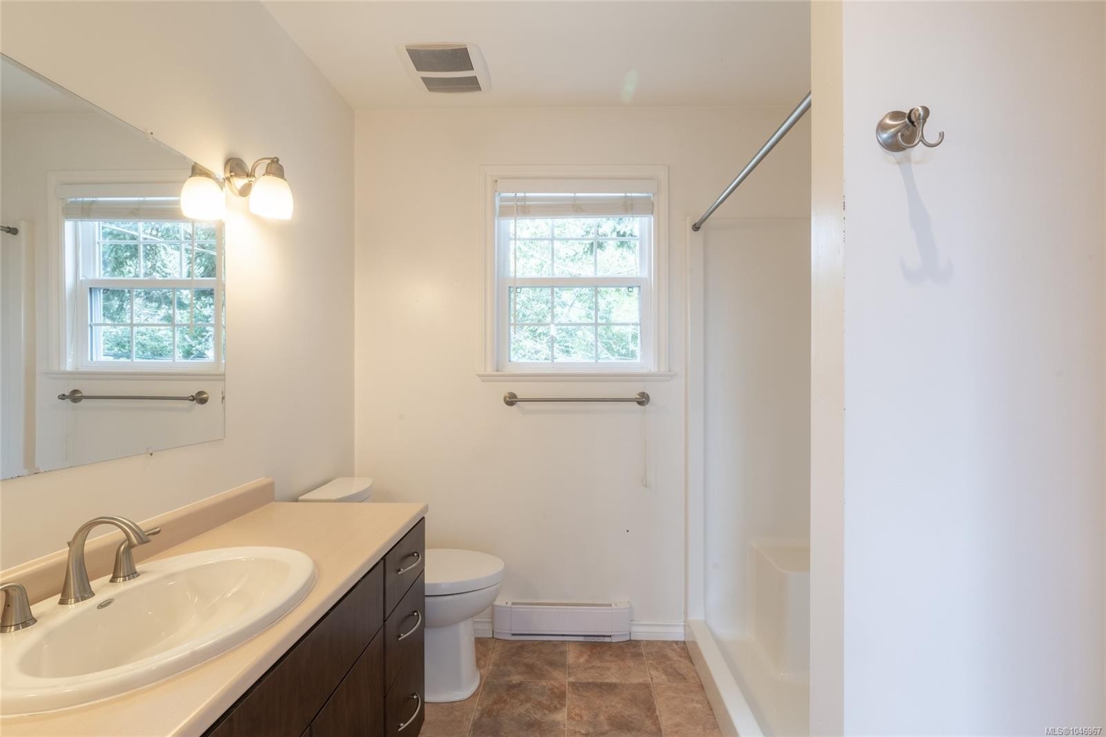 253/255 Heddle Ave, View Royal, BC - Indoor Photo Showing Bathroom