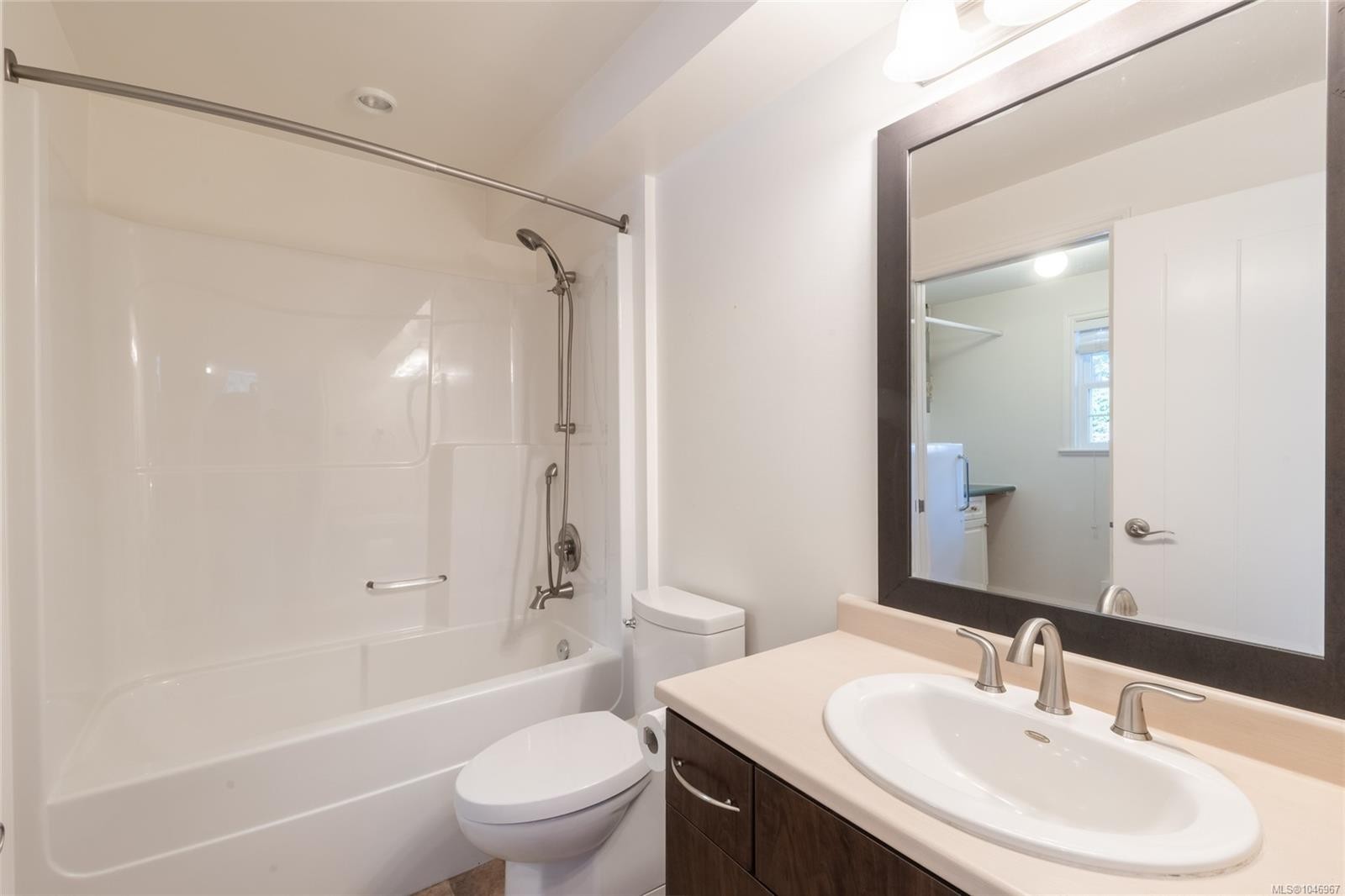 253/255 Heddle Ave, View Royal, BC - Indoor Photo Showing Bathroom
