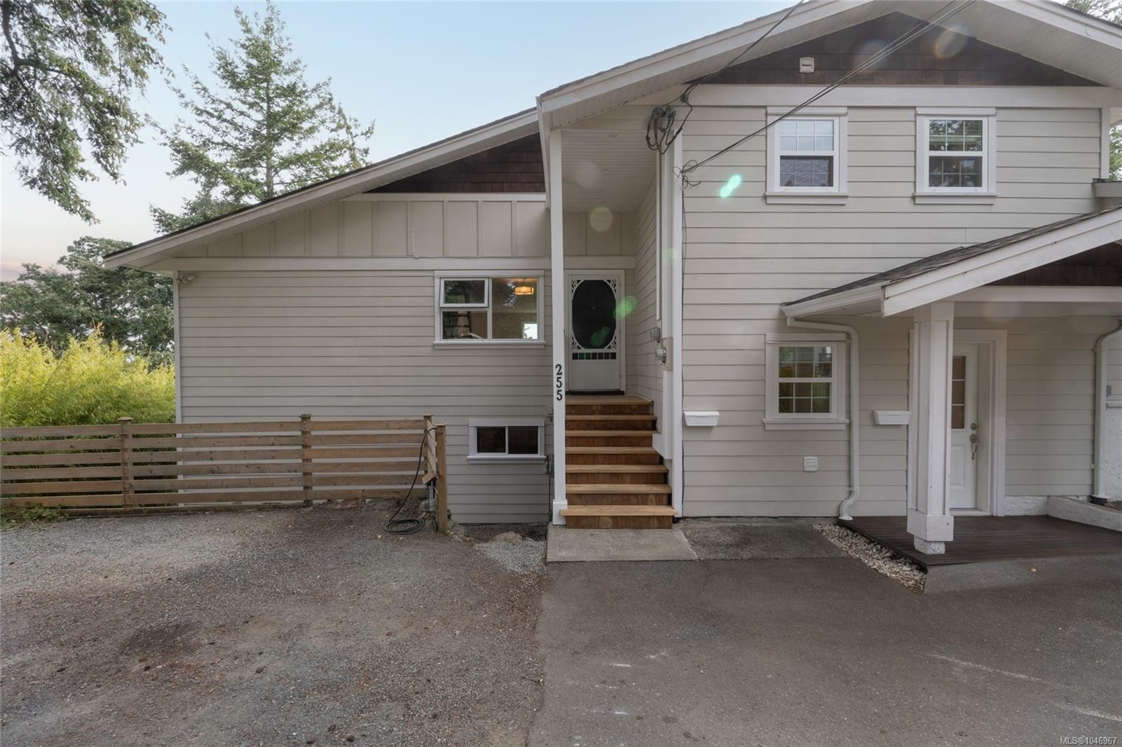 253/255 Heddle Ave, View Royal, BC - Outdoor