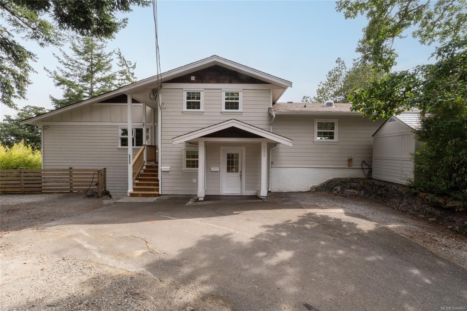 253/255 Heddle Ave, View Royal, BC - Outdoor