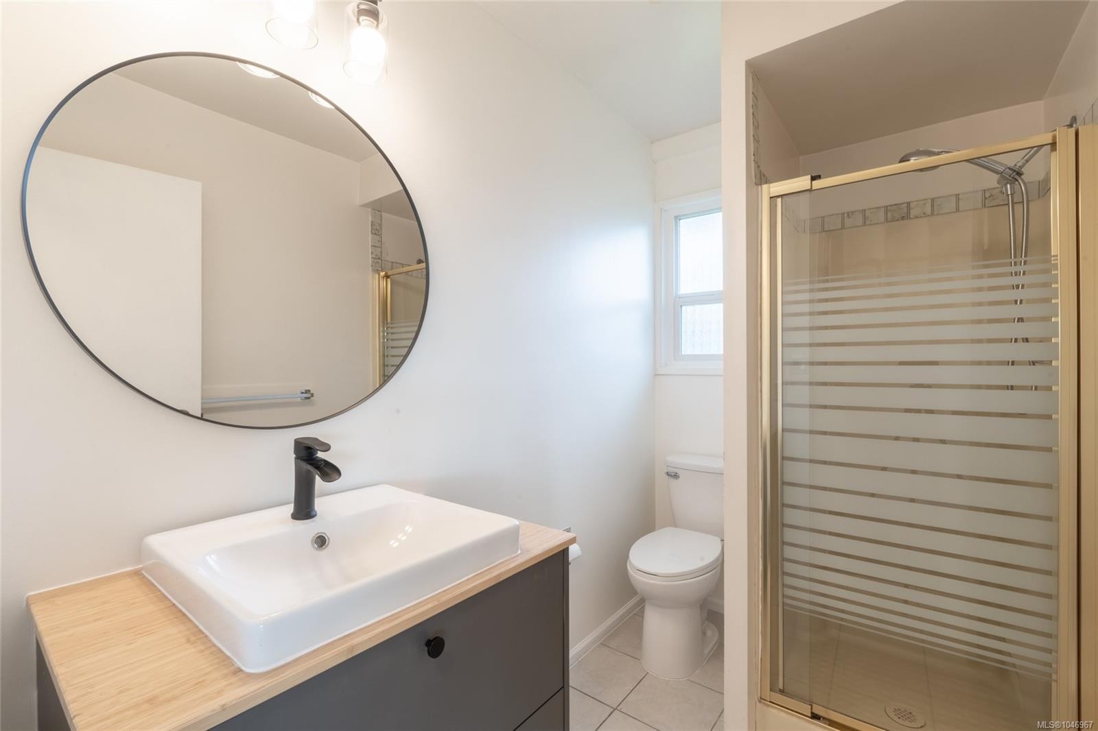 253/255 Heddle Ave, View Royal, BC - Indoor Photo Showing Bathroom