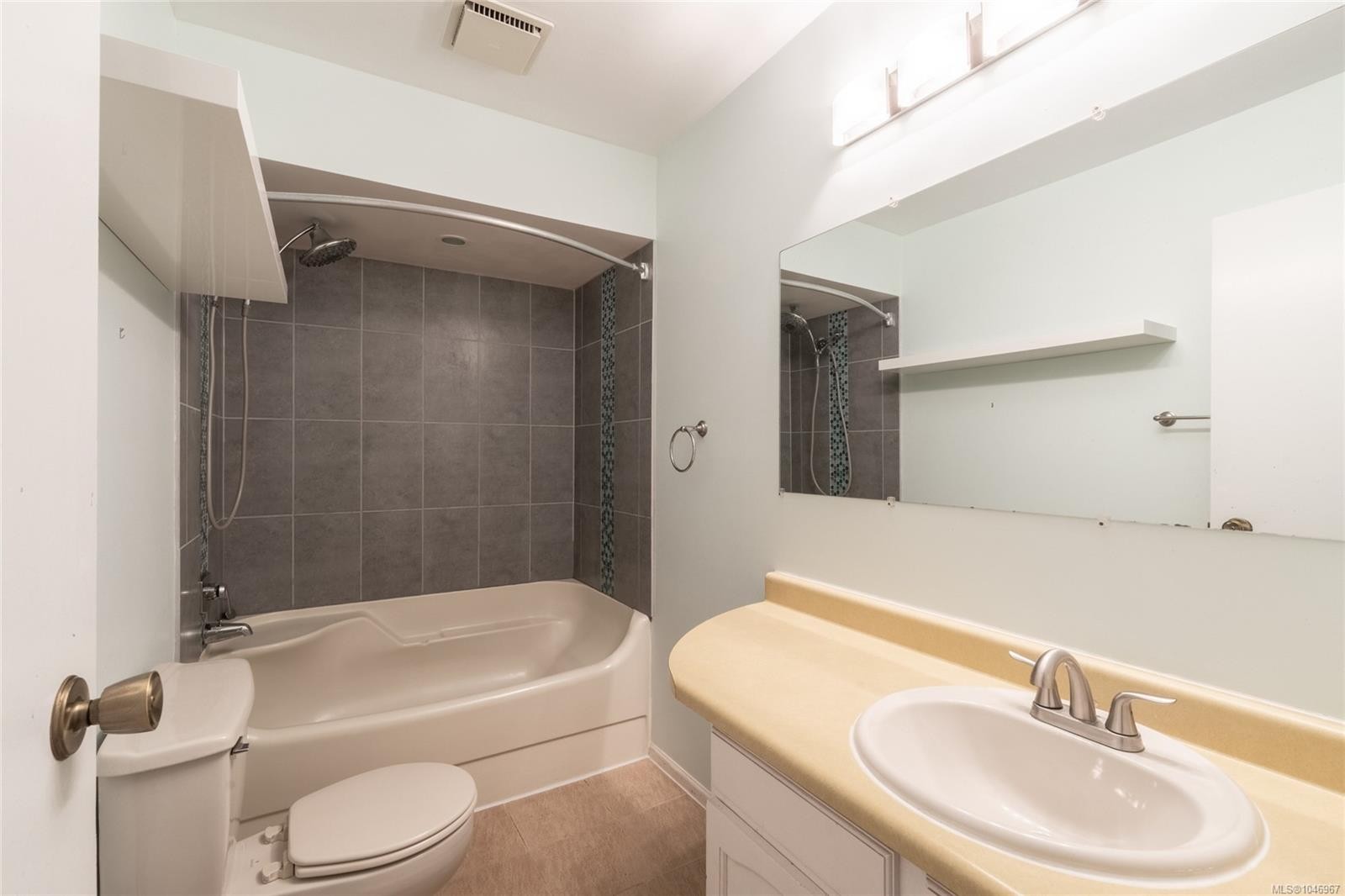 253/255 Heddle Ave, View Royal, BC - Indoor Photo Showing Bathroom