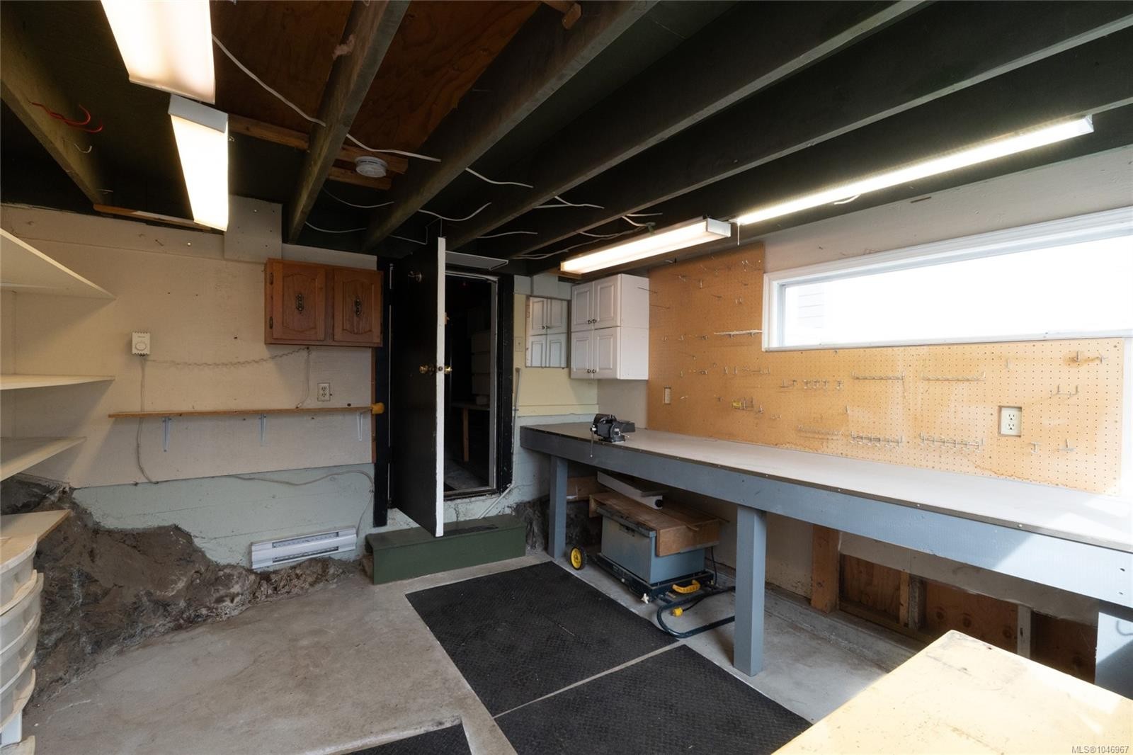 253/255 Heddle Ave, View Royal, BC - Indoor Photo Showing Basement