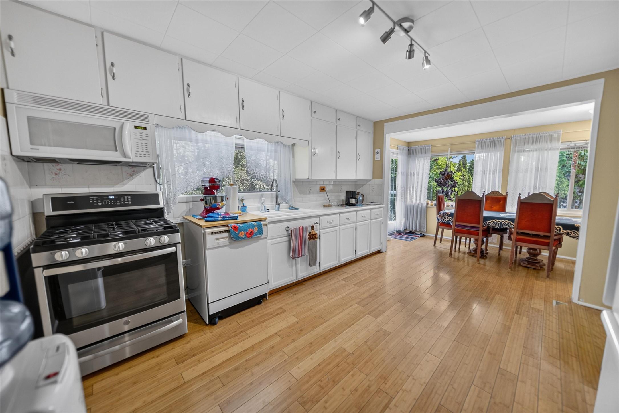 5469 Cory Road, Wynndel, BC - Indoor Photo Showing Kitchen