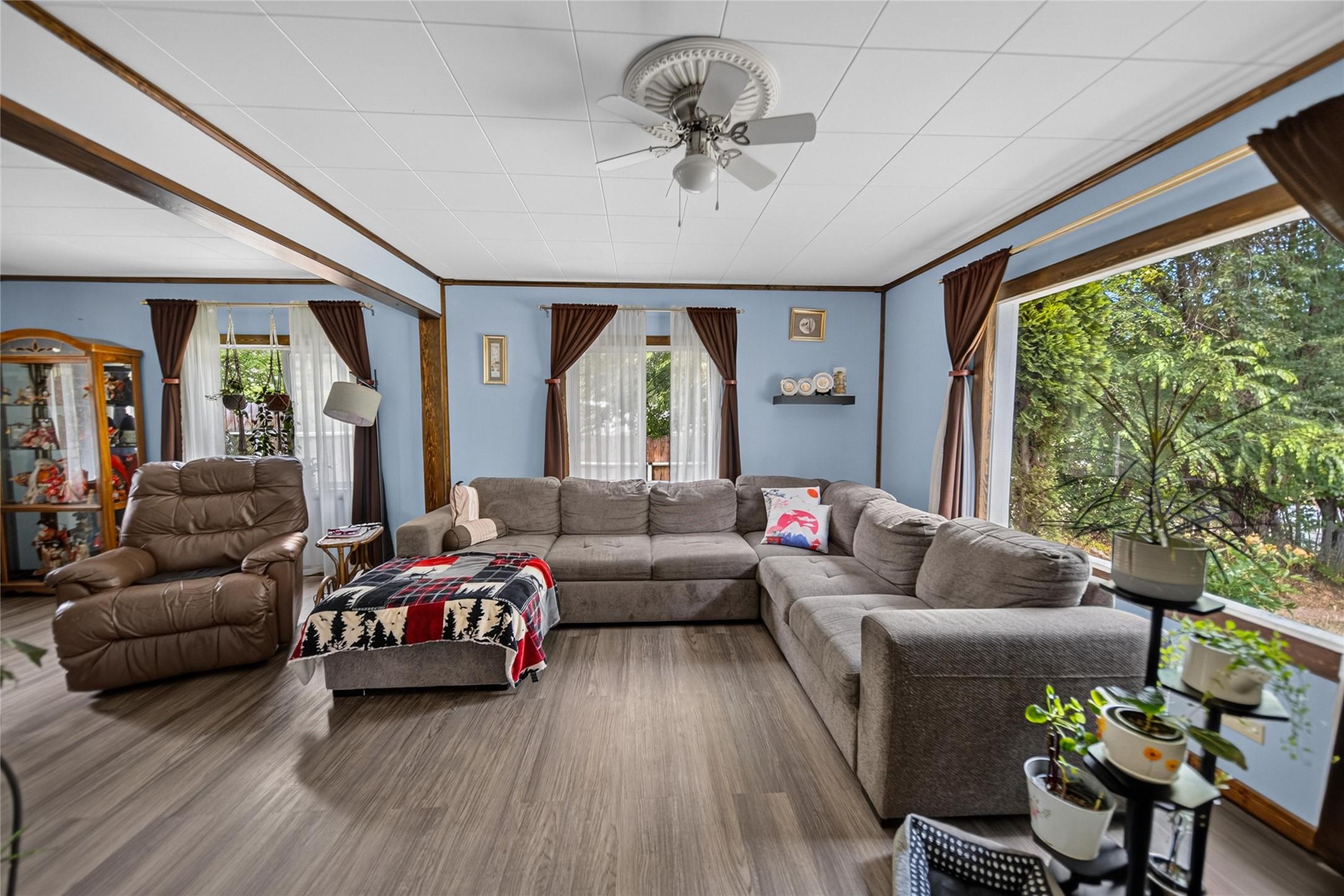 5469 Cory Road, Wynndel, BC - Indoor Photo Showing Living Room