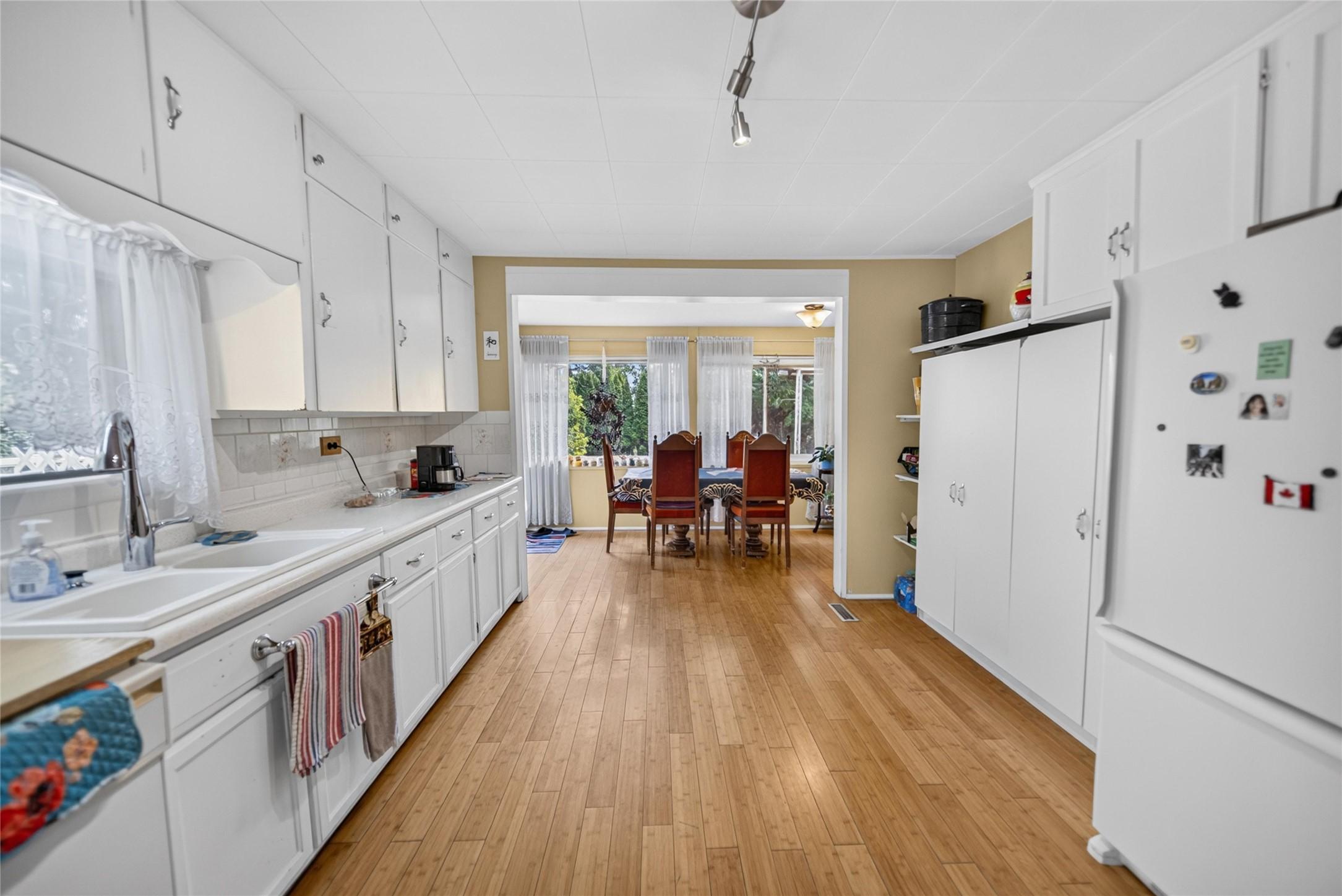 5469 Cory Road, Wynndel, BC - Indoor Photo Showing Kitchen