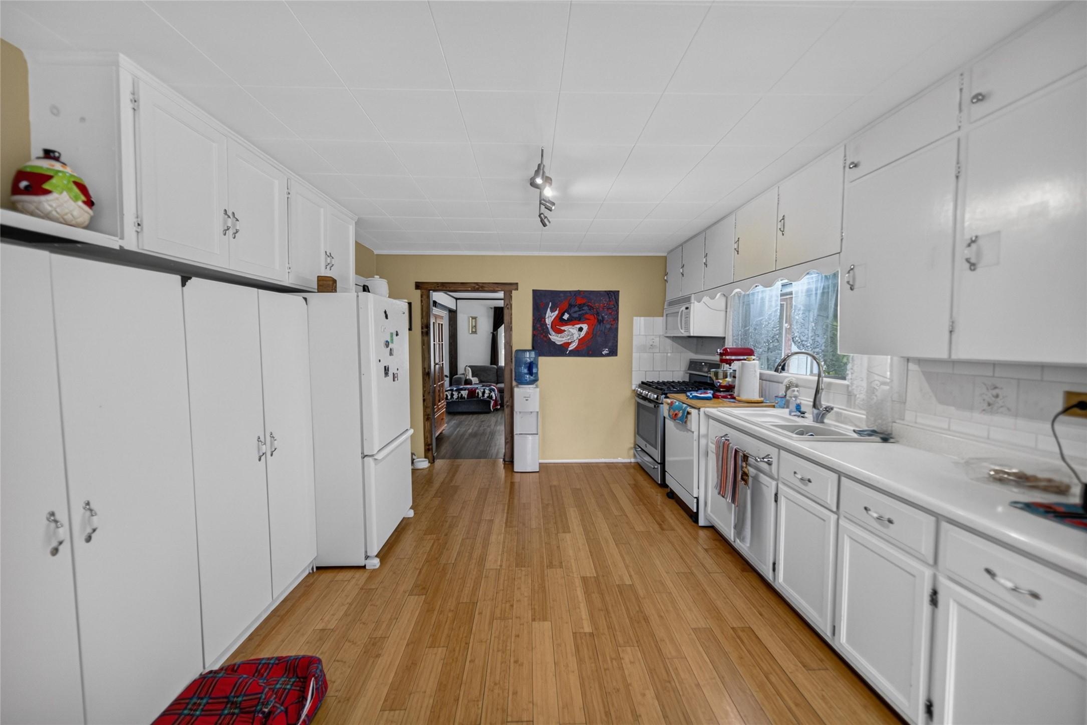 5469 Cory Road, Wynndel, BC - Indoor Photo Showing Kitchen