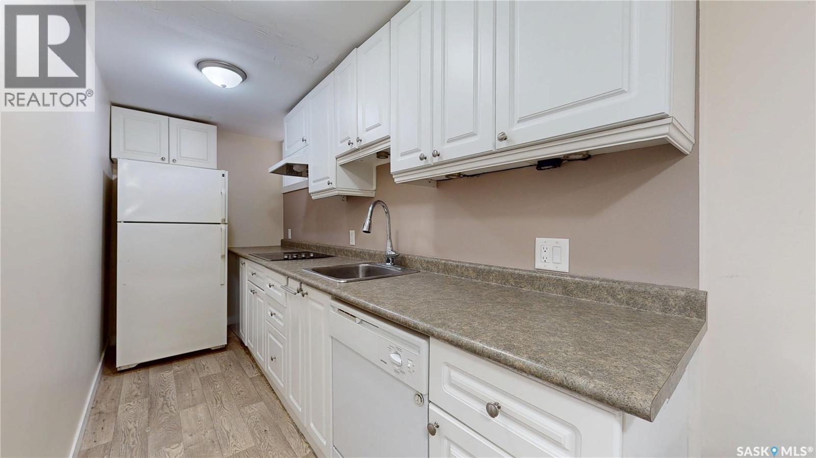 1947 Athol Street, Regina, SK - Indoor Photo Showing Kitchen