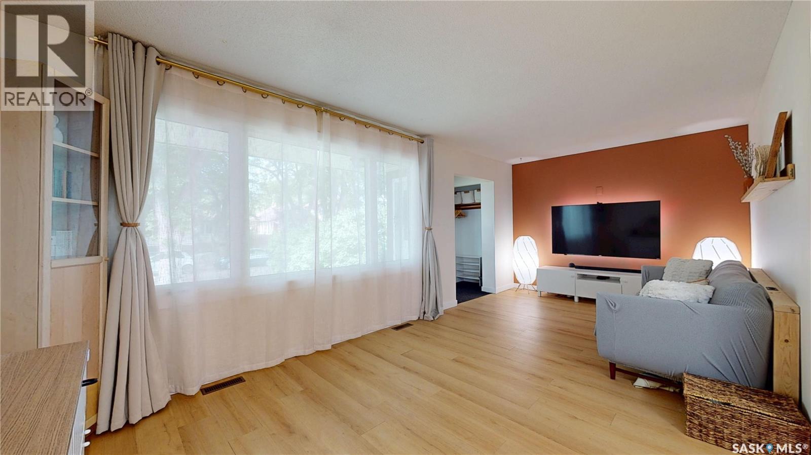 1947 Athol Street, Regina, SK - Indoor Photo Showing Living Room
