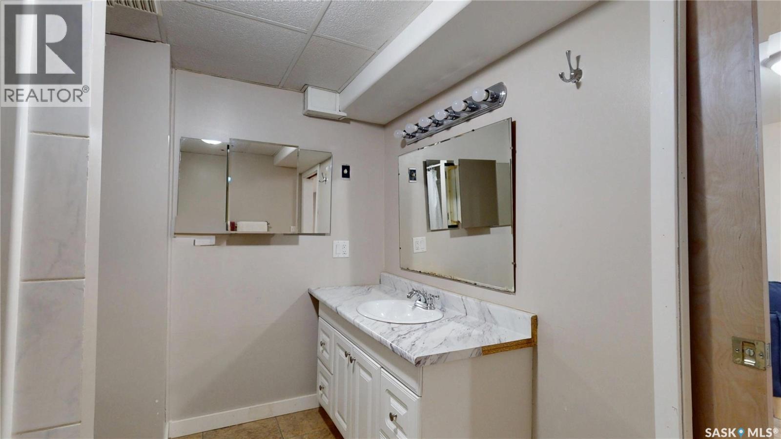 1947 Athol Street, Regina, SK - Indoor Photo Showing Bathroom
