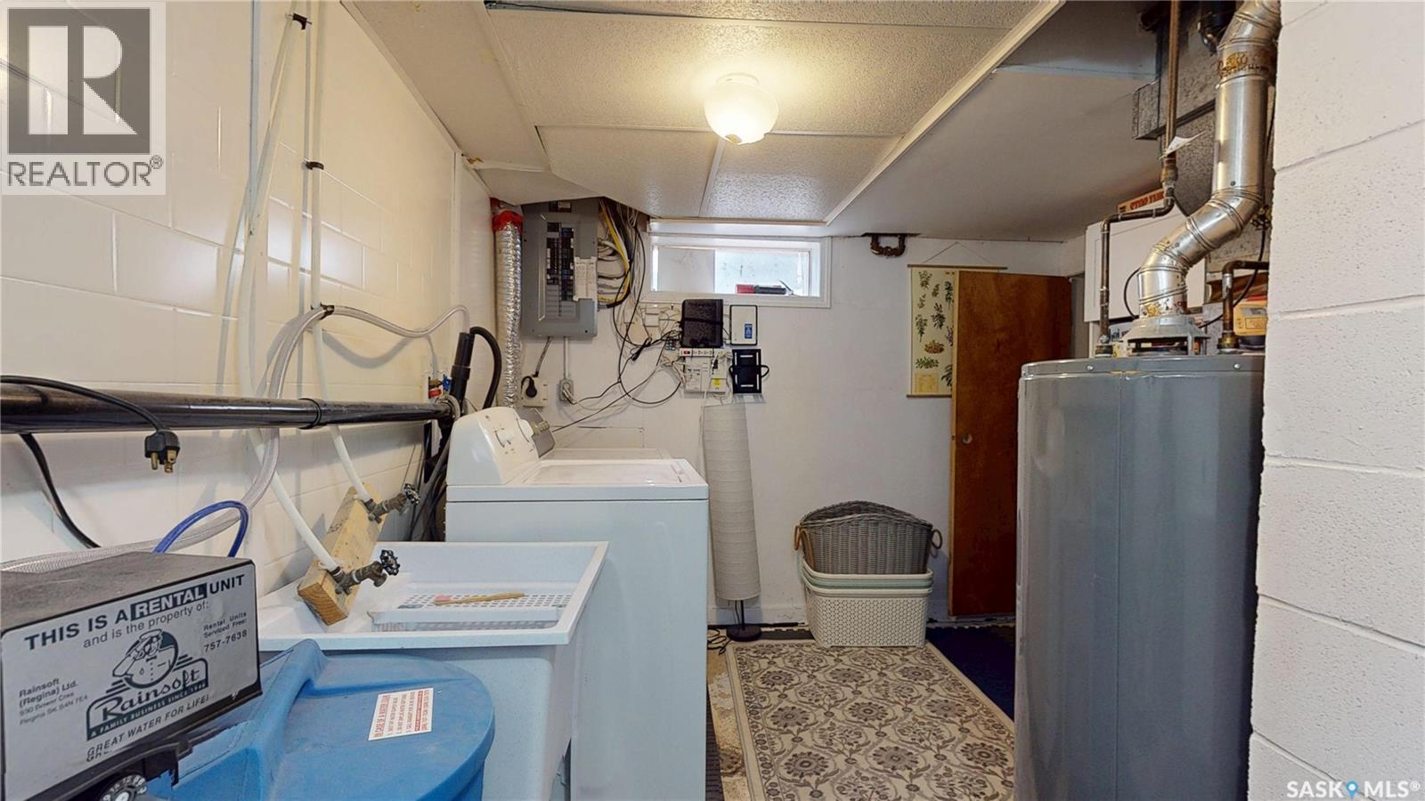 1947 Athol Street, Regina, SK - Indoor Photo Showing Laundry Room