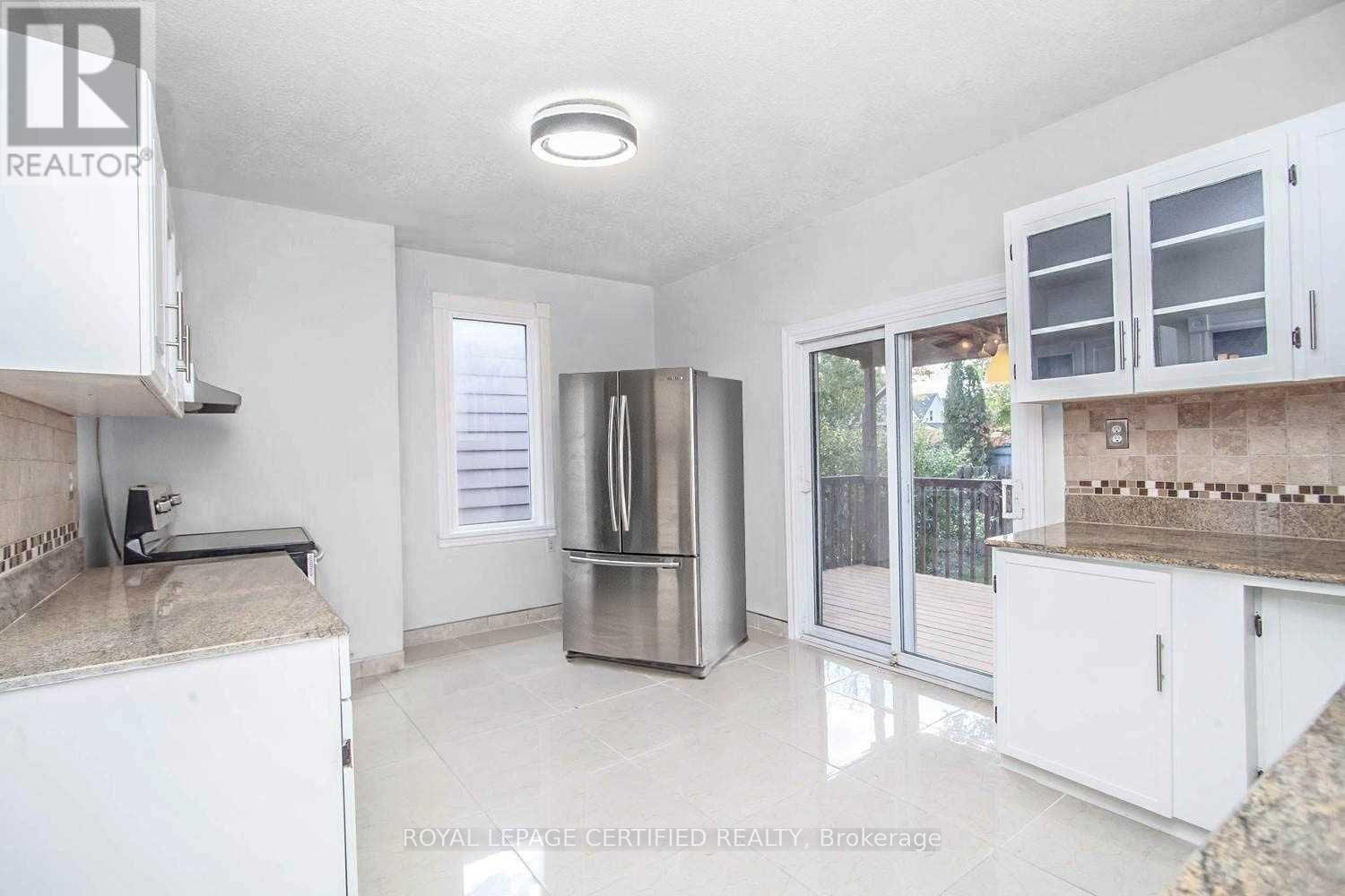 116 Beach Road, Hamilton, ON - Indoor Photo Showing Kitchen