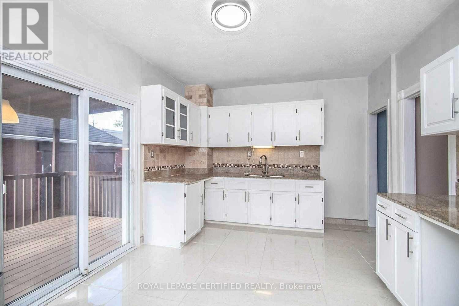116 Beach Road, Hamilton, ON - Indoor Photo Showing Kitchen