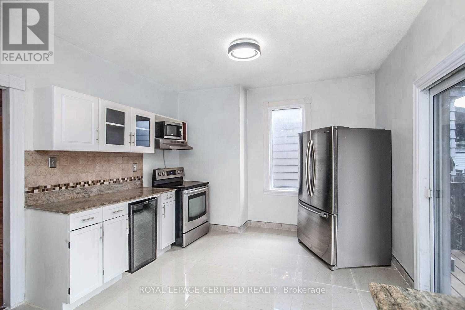 116 Beach Road, Hamilton, ON - Indoor Photo Showing Kitchen