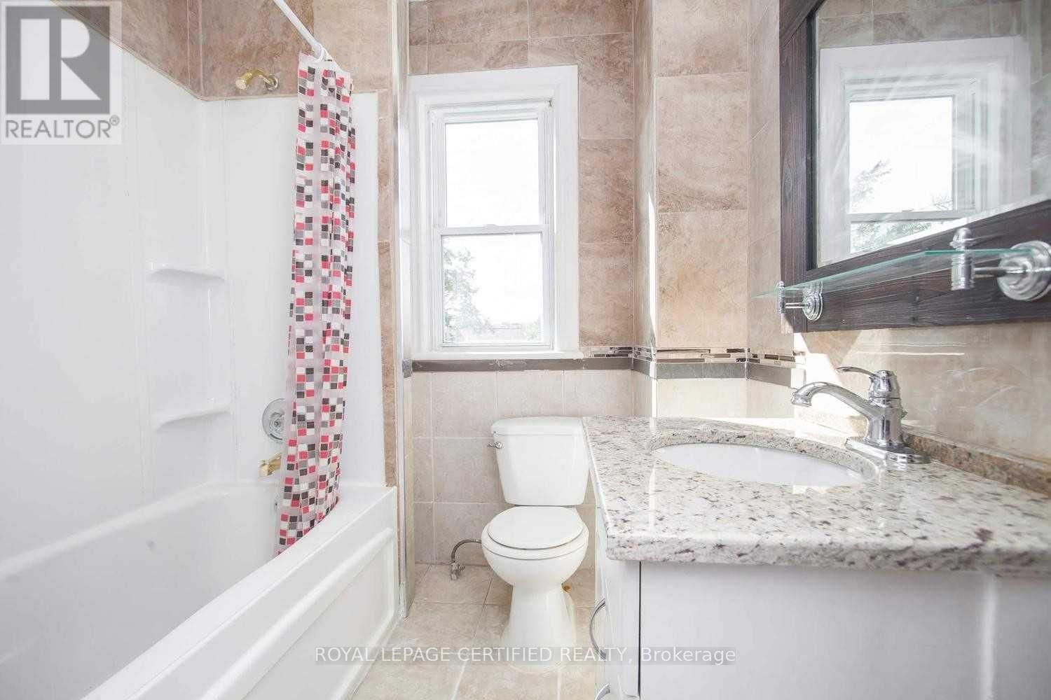 116 Beach Road, Hamilton, ON - Indoor Photo Showing Bathroom