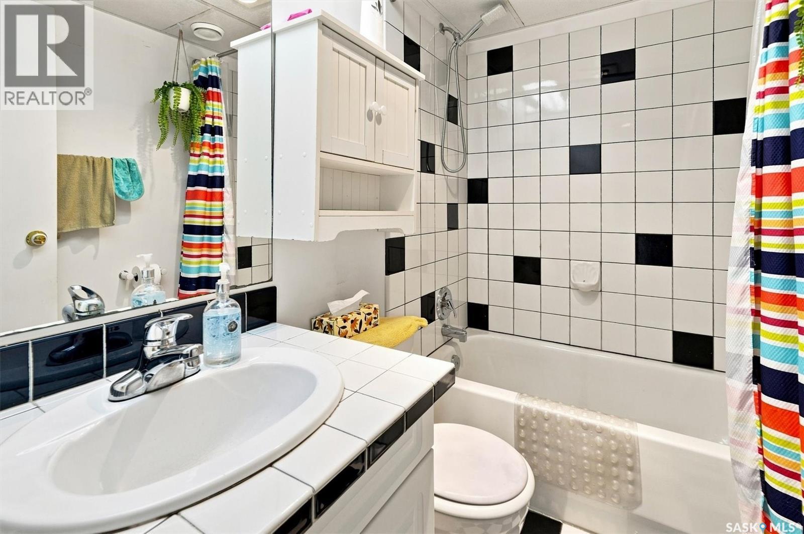 Crescent 211 David Knight Crescent, Saskatoon, SK - Indoor Photo Showing Bathroom