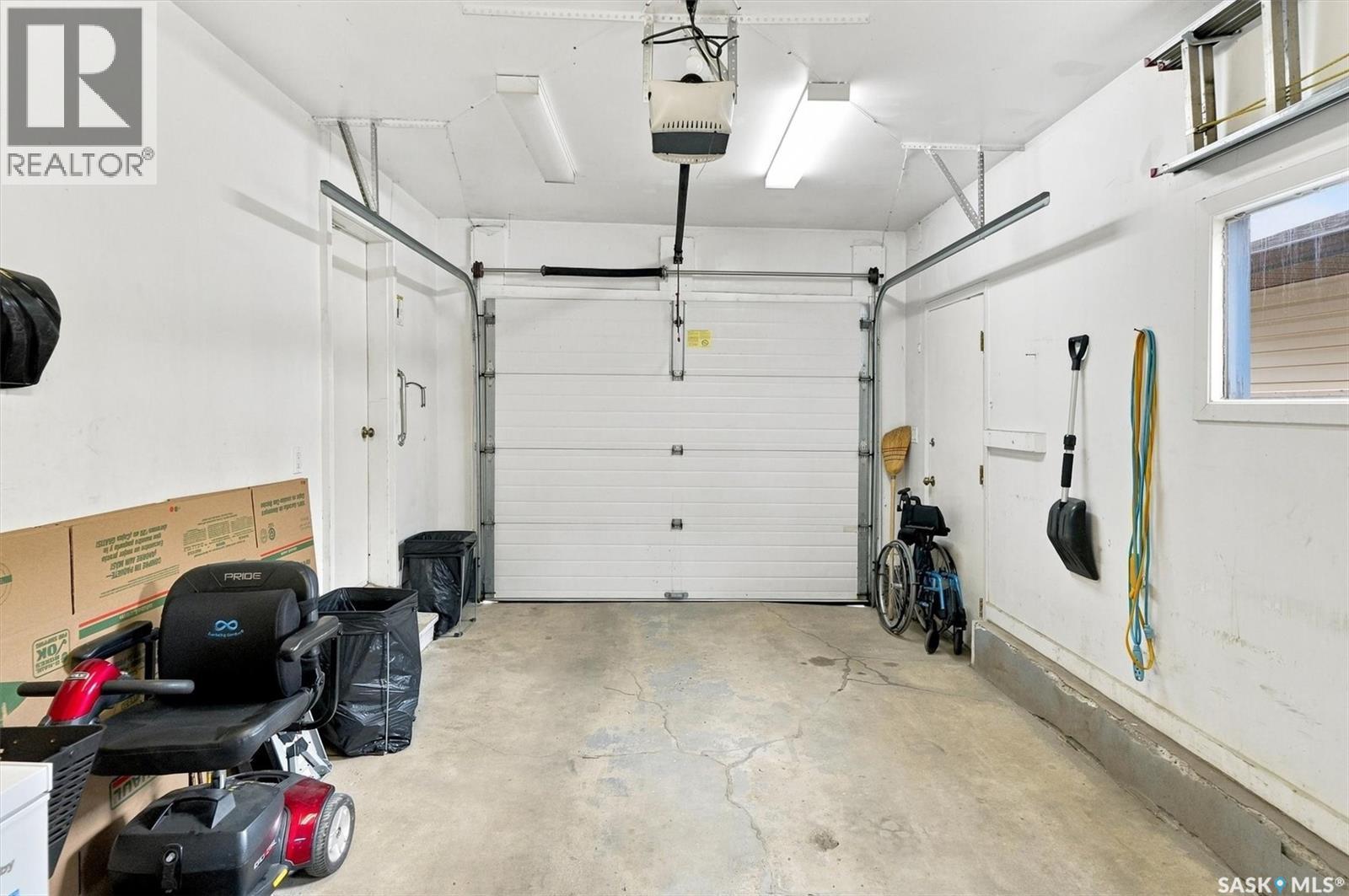 Crescent 211 David Knight Crescent, Saskatoon, SK - Indoor Photo Showing Garage
