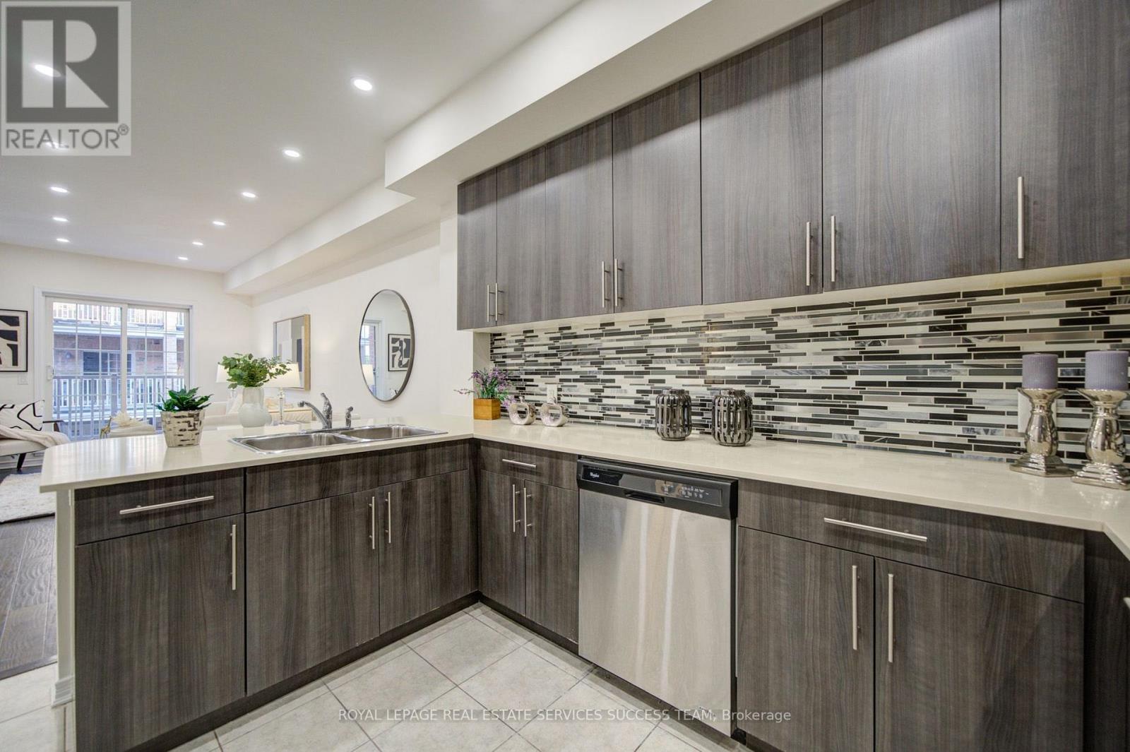 45 Ormerod Lane, Richmond Hill, ON - Indoor Photo Showing Kitchen With Double Sink With Upgraded Kitchen