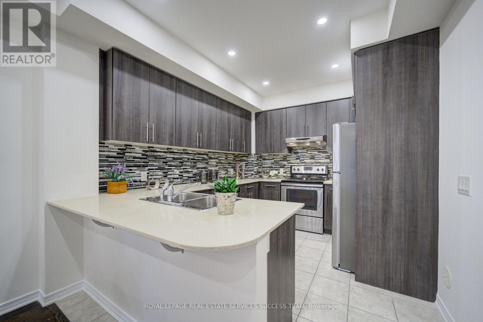 45 Ormerod Lane, Richmond Hill, ON - Indoor Photo Showing Kitchen With Double Sink With Upgraded Kitchen