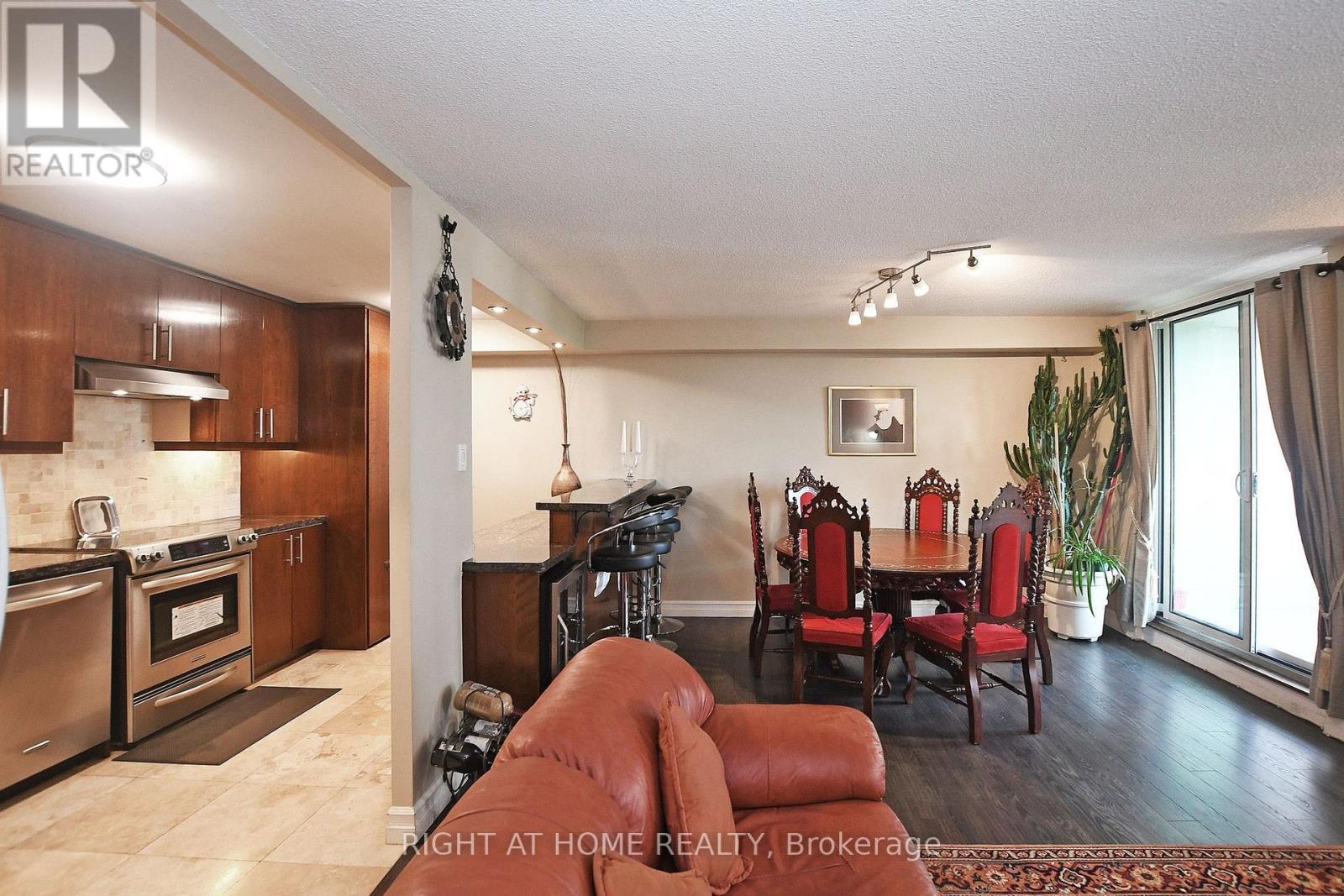 806 - 60 Inverlochy Boulevard, Markham, ON - Indoor Photo Showing Kitchen