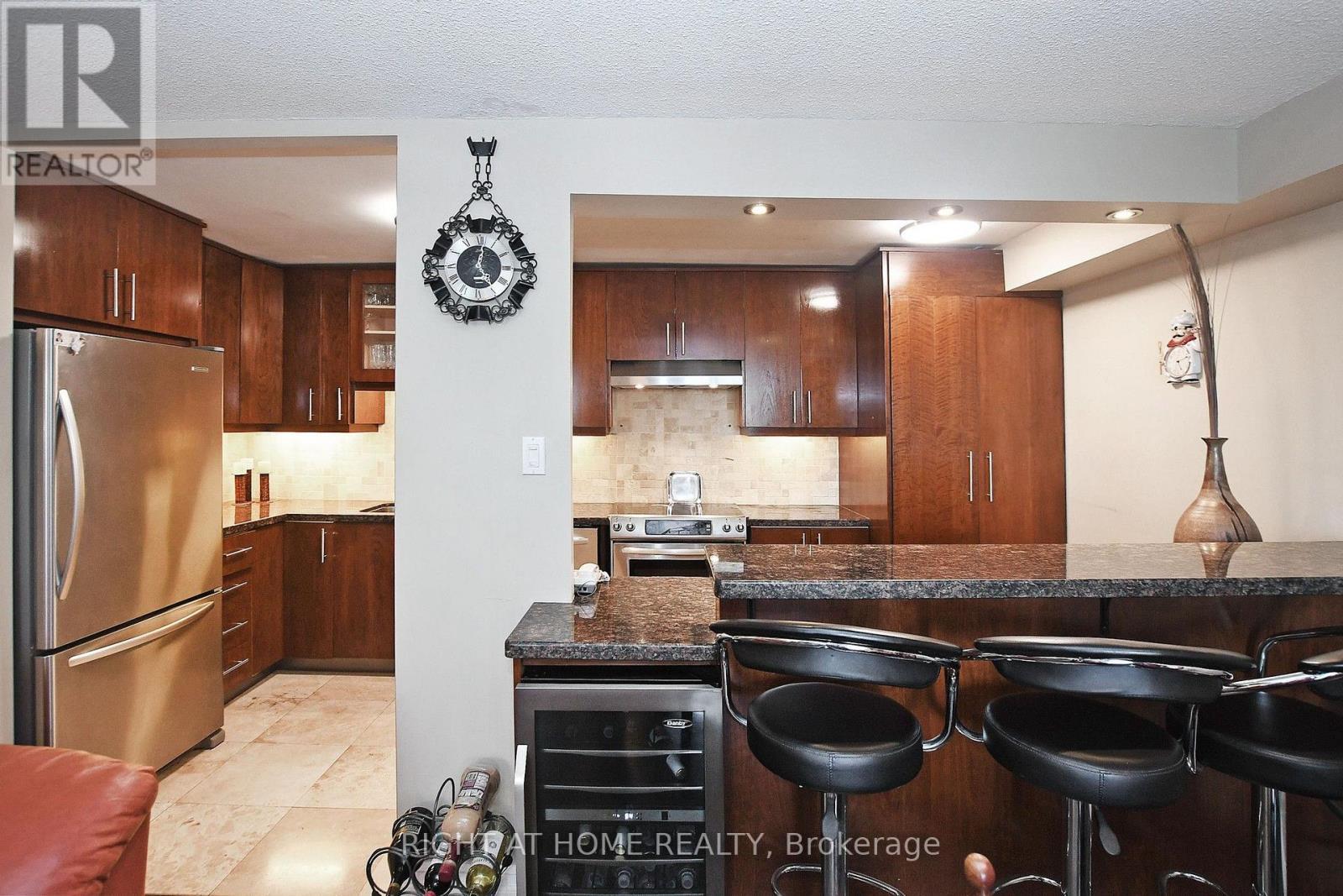806 - 60 Inverlochy Boulevard, Markham, ON - Indoor Photo Showing Kitchen
