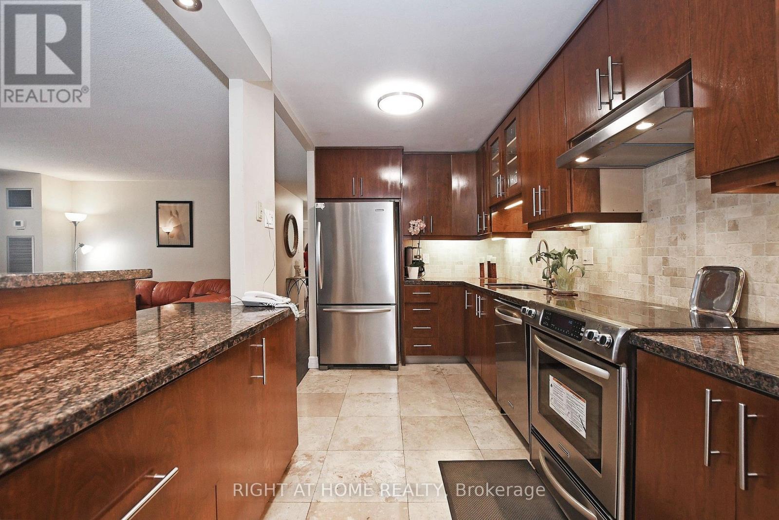 806 - 60 Inverlochy Boulevard, Markham, ON - Indoor Photo Showing Kitchen With Upgraded Kitchen