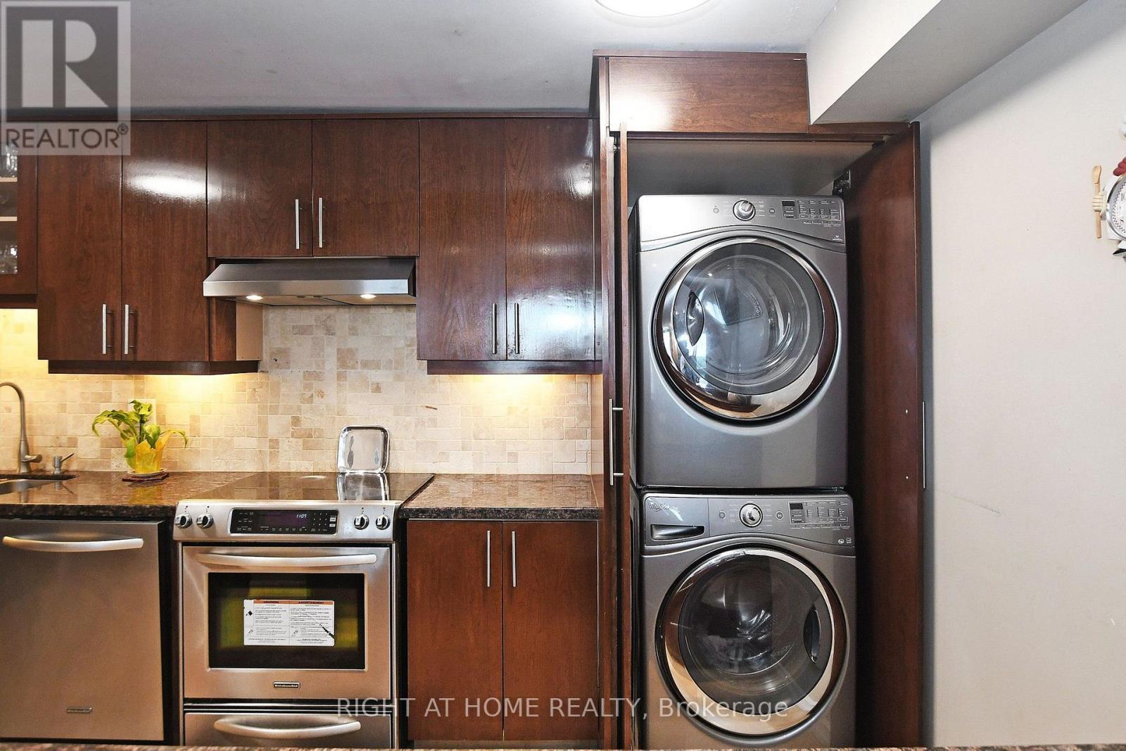 806 - 60 Inverlochy Boulevard, Markham, ON - Indoor Photo Showing Laundry Room