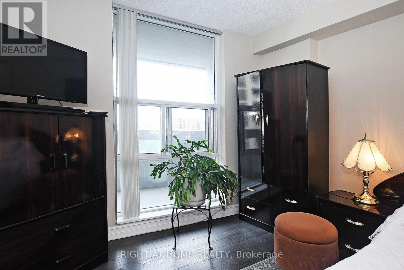 806 - 60 Inverlochy Boulevard, Markham, ON - Indoor