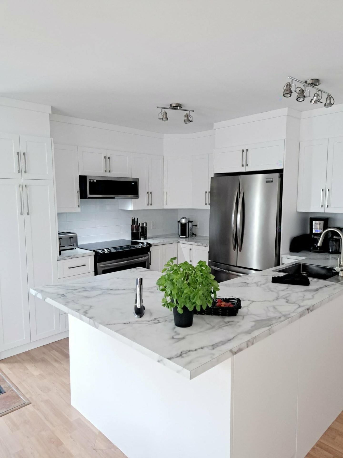 Kitchen - 502 Ch. Des Habitations-Des-Monts, Saint-Sauveur, QC - Indoor Photo Showing Kitchen With Upgraded Kitchen