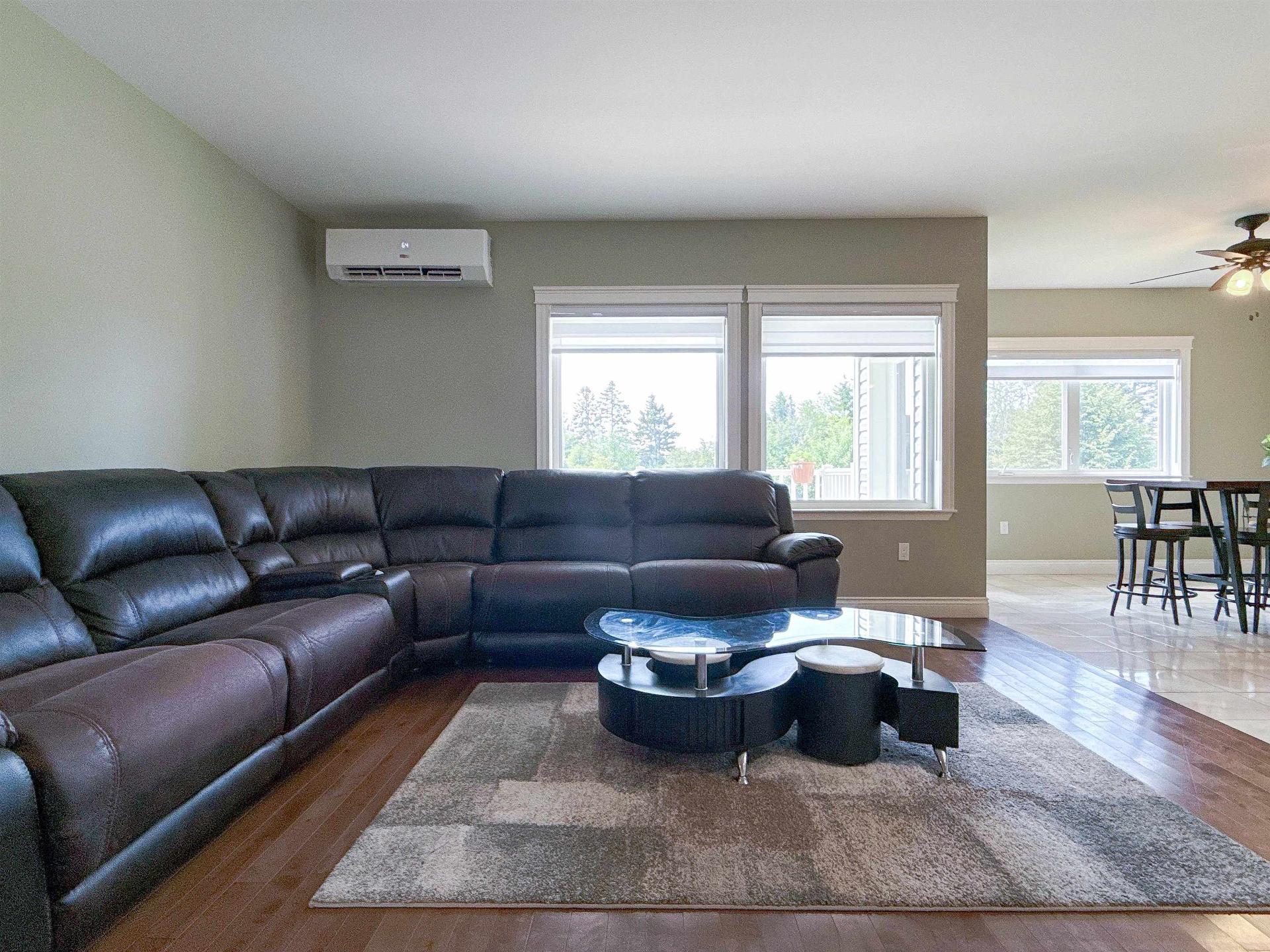 54 Ferry Road, Cornwall, PE - Indoor Photo Showing Living Room