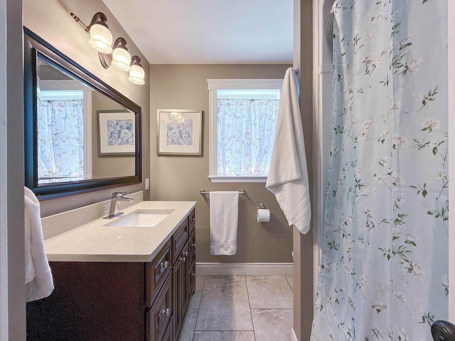 54 Ferry Road, Cornwall, PE - Indoor Photo Showing Bathroom