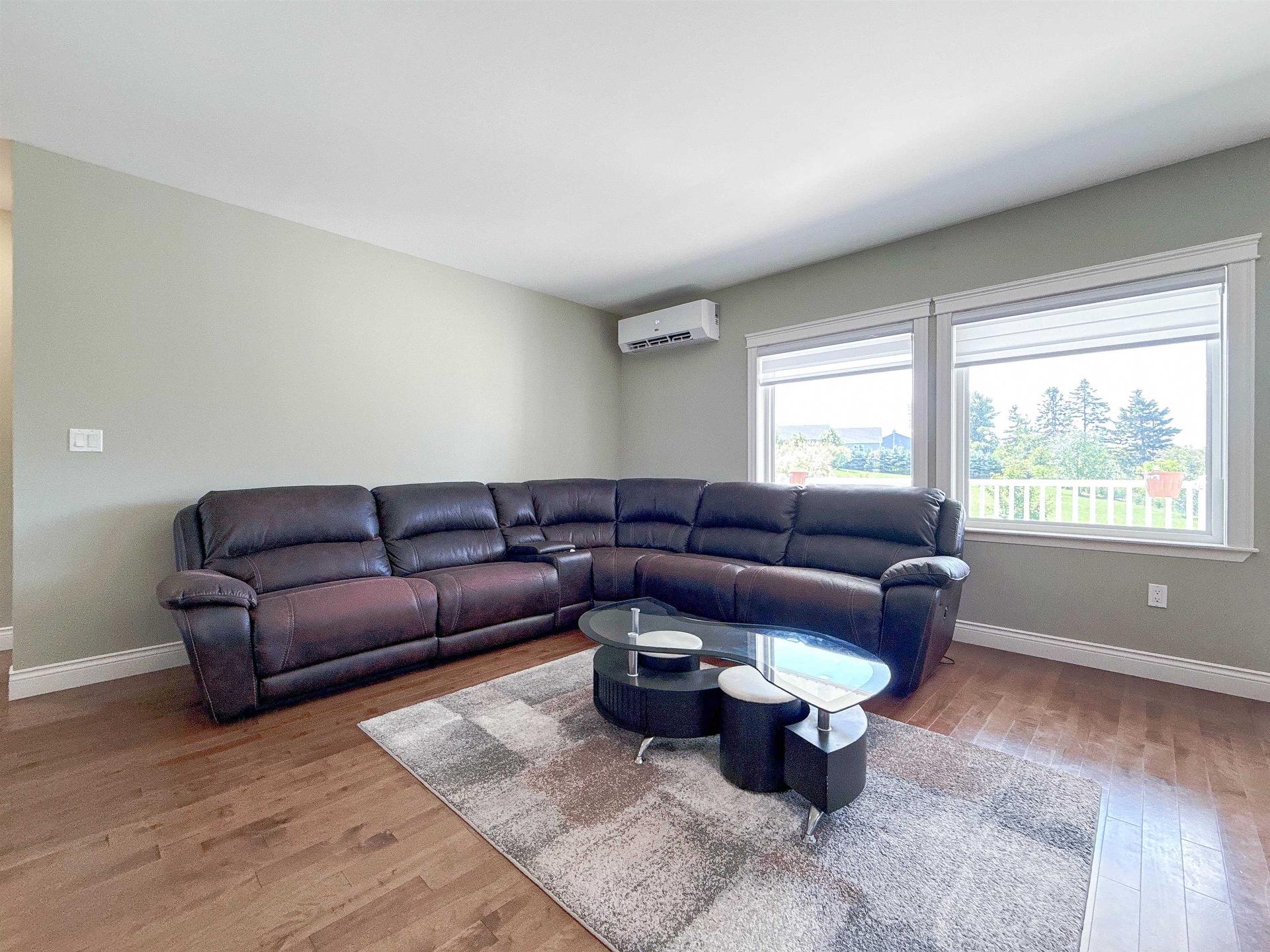 54 Ferry Road, Cornwall, PE - Indoor Photo Showing Living Room