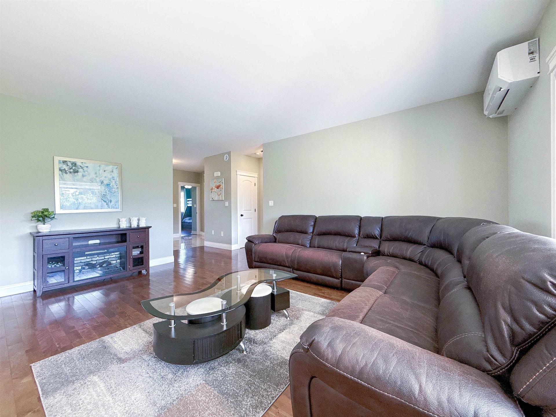 54 Ferry Road, Cornwall, PE - Indoor Photo Showing Living Room