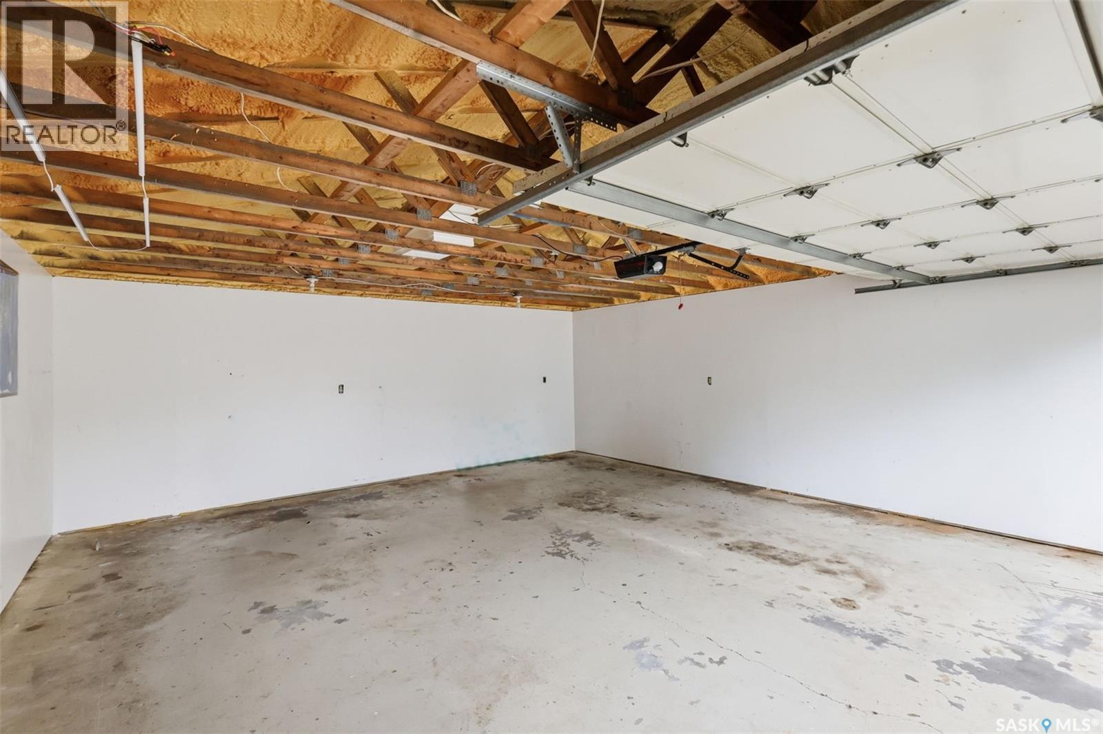 210 Lloyd Crescent, Saskatoon, SK - Indoor Photo Showing Garage