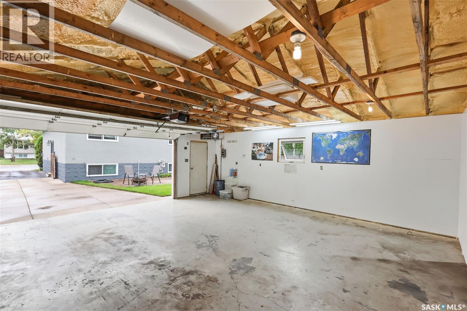 210 Lloyd Crescent, Saskatoon, SK - Indoor Photo Showing Garage