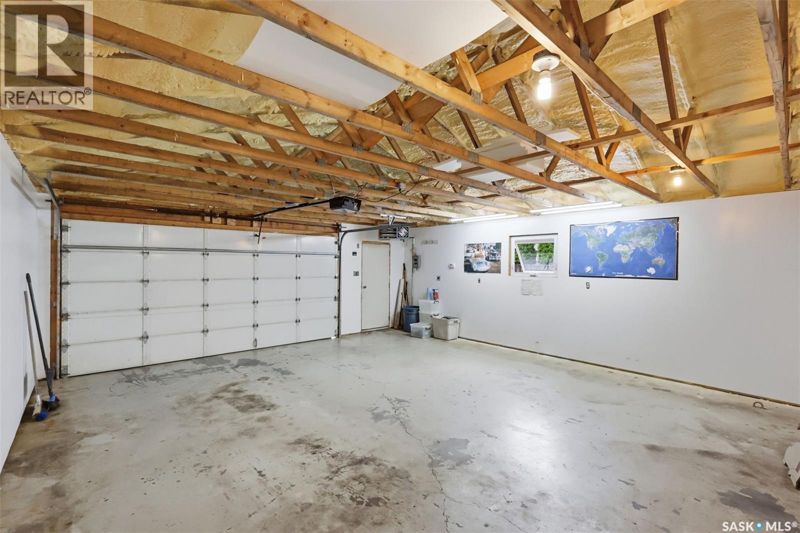 210 Lloyd Crescent, Saskatoon, SK - Indoor Photo Showing Garage