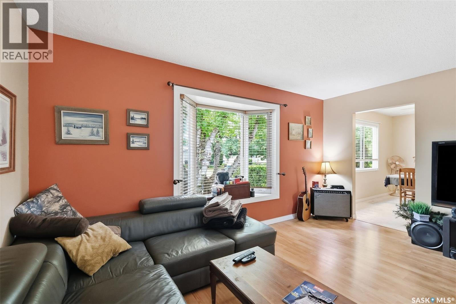 210 Lloyd Crescent, Saskatoon, SK - Indoor Photo Showing Living Room