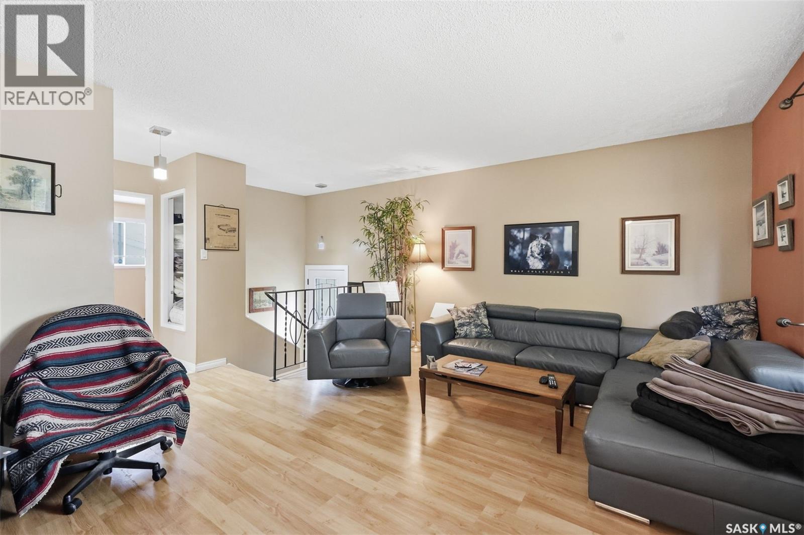 210 Lloyd Crescent, Saskatoon, SK - Indoor Photo Showing Living Room