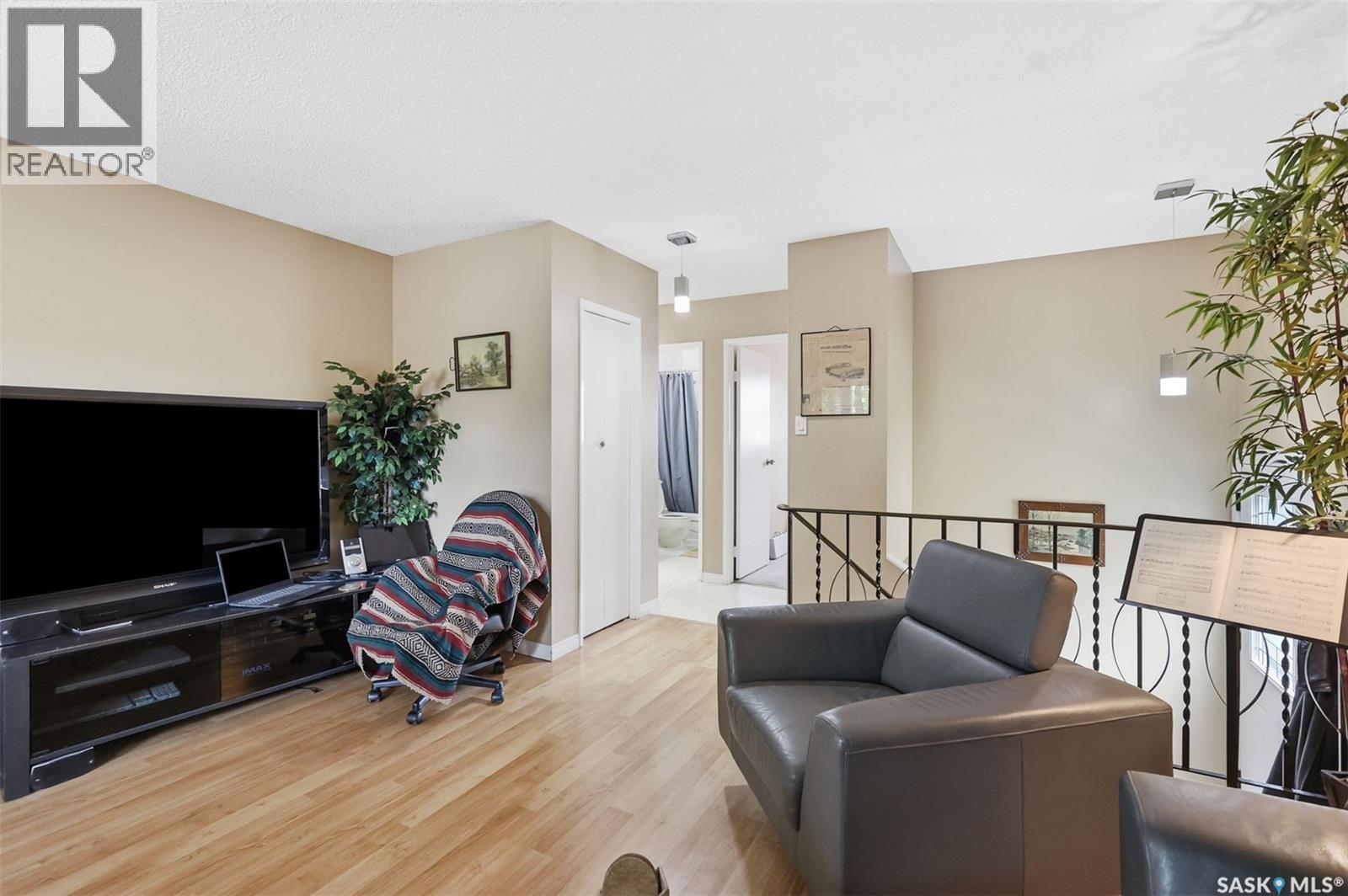 210 Lloyd Crescent, Saskatoon, SK - Indoor Photo Showing Living Room