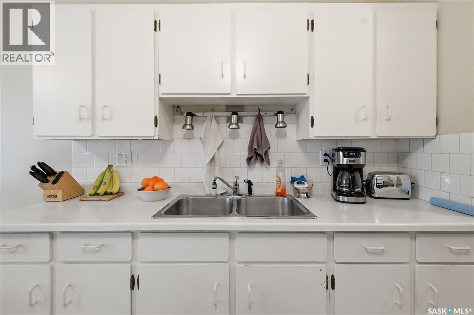 210 Lloyd Crescent, Saskatoon, SK - Indoor Photo Showing Kitchen With Double Sink