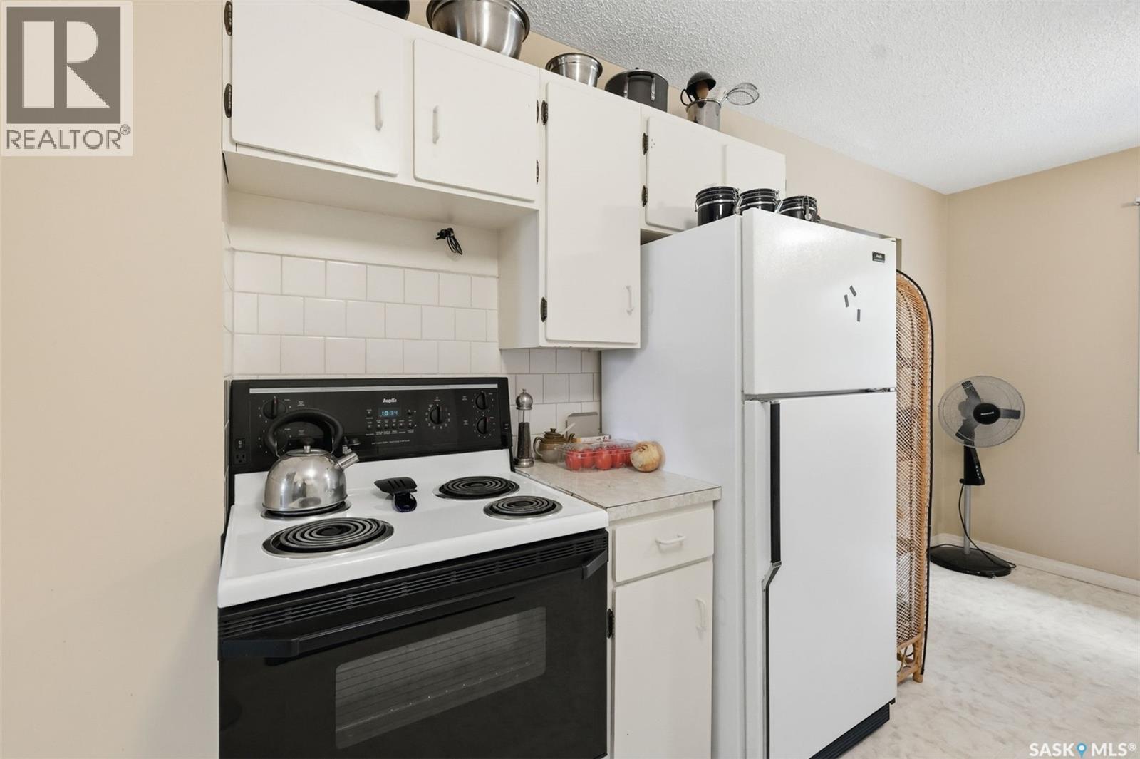 210 Lloyd Crescent, Saskatoon, SK - Indoor Photo Showing Kitchen