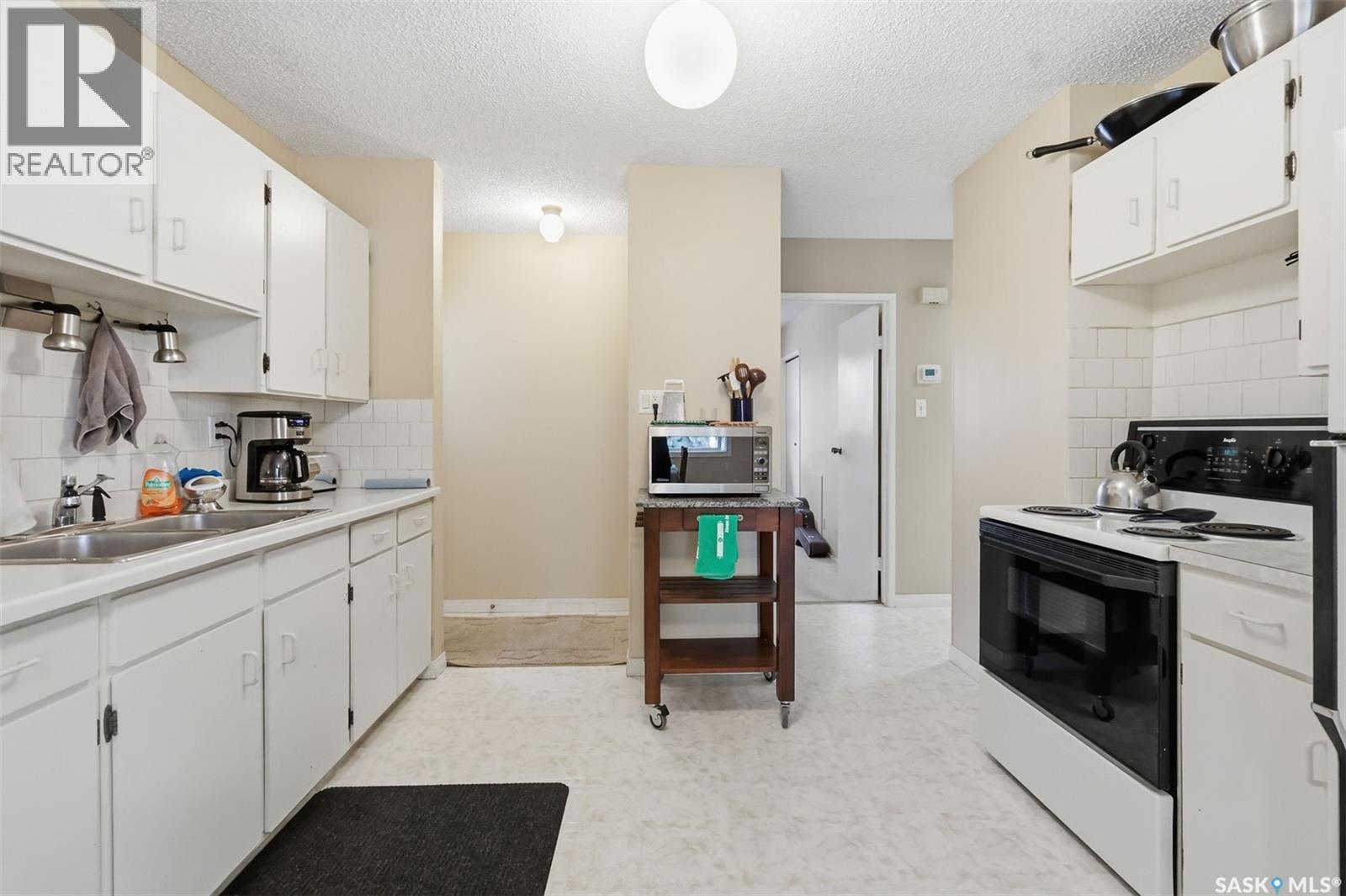 210 Lloyd Crescent, Saskatoon, SK - Indoor Photo Showing Kitchen With Double Sink