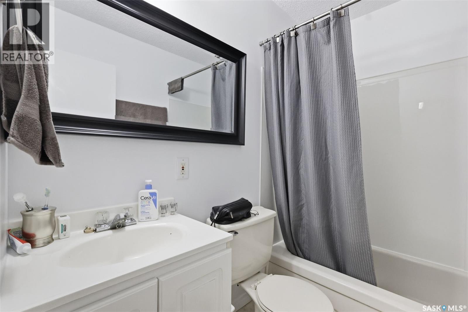210 Lloyd Crescent, Saskatoon, SK - Indoor Photo Showing Bathroom